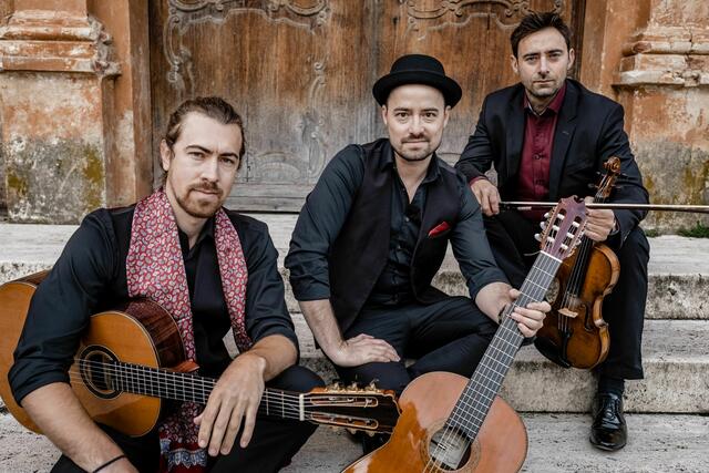 Das weitgereiste Trio Cobario kommt am 19. April ins Kulturzentrum ALFA und nimmt die Besucher mit auf eine musikalischen und kulinarische Reise nach Spanien.  | Foto: Manuela Fuchs