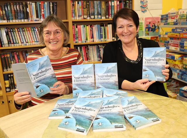 Karin Schmied und Ursula Rohrweck haben das Ebenseer Sagenbuch "Sagenhaftes Ebensee" geschrieben. | Foto: Hörmandinger