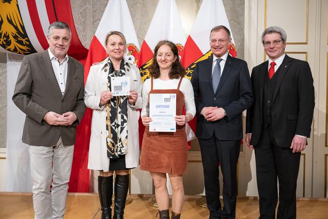 Vertreter der MS Andorf (2. und 3. von links) bei der Preisverleihung in den Linzer Redoutensälen. | Foto: Land OÖ/Peter Mayr
