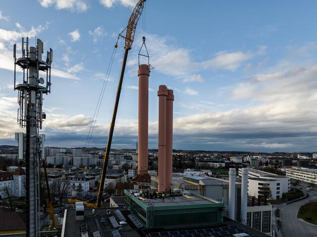 Der Abbau des Welser Fernheizkraftwerks läuft seit Wochen, nun wurden die Schornsteine abgebaut. | Foto: Wels Strom
