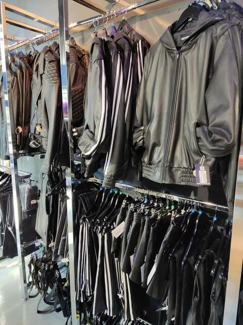 Auf "GAYT GEAR" - die eigene Lederkollektion - sind Thomas Wucherer und Joseph Staples besonders stolz. | Foto: Patricia Kornfeld