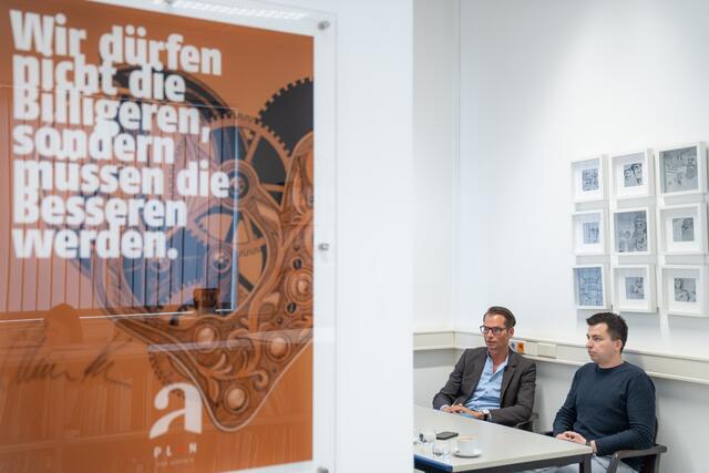 Ein prestigeträchtiger Auftrag markiert auch einen Leitspruch vom Druckwerk6. Seinerzeit wurde der Plan A des damaligen Bundeskanzlers Christian Kern im Eilverfahren gedruckt. | Foto: Ekatarina Paller