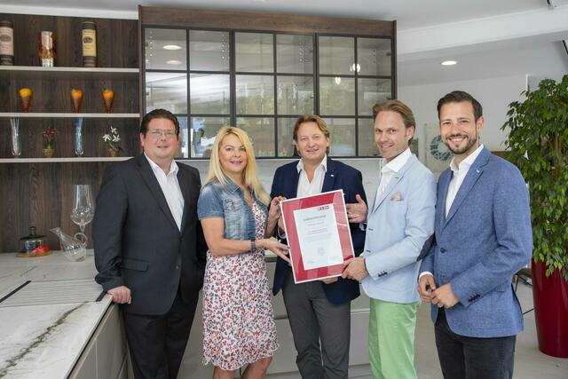 Der Villacher Traditionsbetrieb Olina Küchen ist mit dem neuen Arbeitsmodell "am Puls der Zeit", bestätigt Chef Andreas Majoran (Mitte). | Foto: MeinBezirk.at