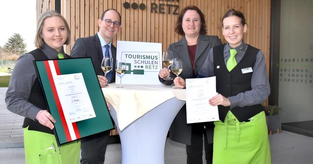 Fachvorstand Jürgen Kirchner und Direktorin der HLT Retz Barbara Sablik-Baumgartner gratulierten den Schülerinnen Leni Hermann zu Platz 1 und Elisabeth Pölz zum 6. Platz. | Foto: Herbert Schleich