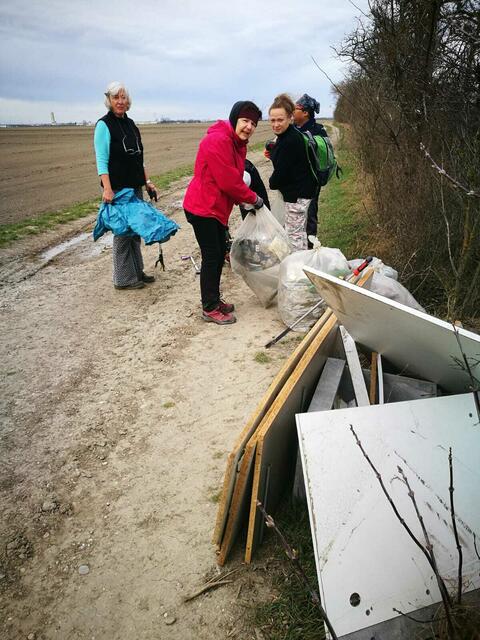 Margit Huber ist regelmäßig unterwegs, um den Müll aus Windschutzgürteln zu entfernen. | Foto: Margit Huber