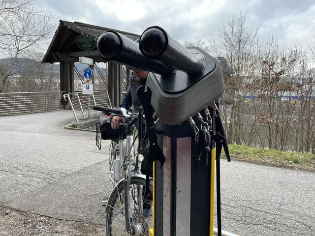 Bei der Brücke nach Hammerau, in Wals-Siezenheim findet sich diese Service-Station. | Foto: sm