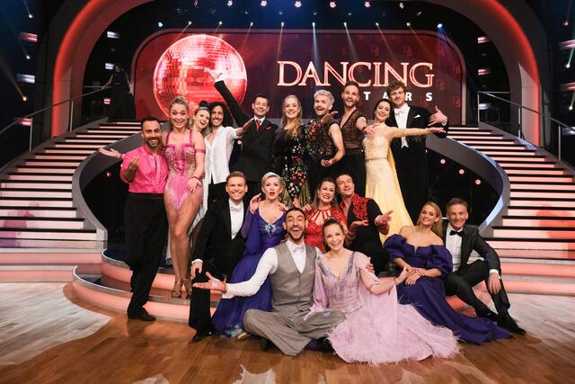 Da waren es noch acht "Dancing Stars"-Paare (am Foto rechts auch mit Moderations-Ikonen Mirjam Weichselbraun und Andi Knoll): Nach der 4. Show am 24. März musste ein weiteres Duo die Show verlassen!  | Foto: ORF/ Hans Leitner