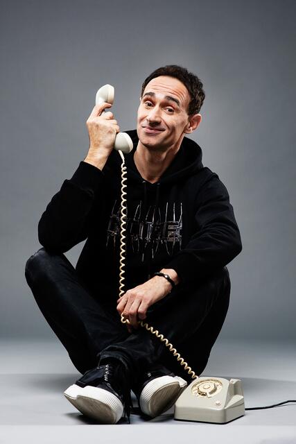 Gefürchtet und geliebt: Gernot Kulis als Callboy am Telefon. | Foto: Hans Leitner
