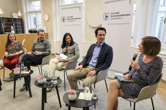 In Zeiten von Digitalisierung und Teuerung braucht es mehr Förderungen für einkommensschwache Familien. Da sind sich Vizebürgermeister Wiederkehr und Iris Blatterer, Geschäftsführerin der Allianz Bildungsmedien, Österreich einig. | Foto: Allianz Bildungsmedien Österreich/APA-Fotoservice/Reither