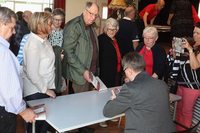 Fritz Dittlbacher signierte im Anschluss fleißig seine verkauften Bücher. | Foto: Andreas Maringer