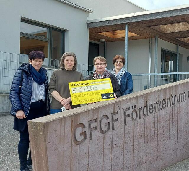 Gebietsbäuerin-Stv. Andrea Geitzenauer, Zentrumsleitung Margit Kellner, Gebietsbäuerin Eva Sinhuber, Margit Stummer  | Foto: privat