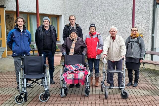 Barrieretester im Einsatz: v.l. Yannick Ambros (Zivildiener), Herbert Leibetseder (Leitung Seniorenwohnheim), Maria Schatz (Bewohnerin), Thomas Mayr (Mitglied Ortsentwicklungsausschuss, ÖVP), Maria Schatz (Angehörige), Karl Schwarz (Bewohner ) und Renate de Kruijff (Obfrau Ortsentwicklungsausschuss, Grüne). | Foto: Renate de Kruijff