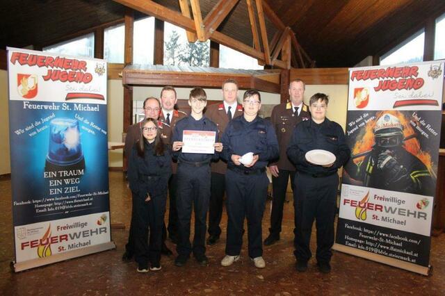 Die Feuerwehrjugend freute sich über einen Spendenscheck in der Höhe von 284 Euro aus dem Fördertopf der Firma Felix und des Bundesfeuerwehrverbandes.