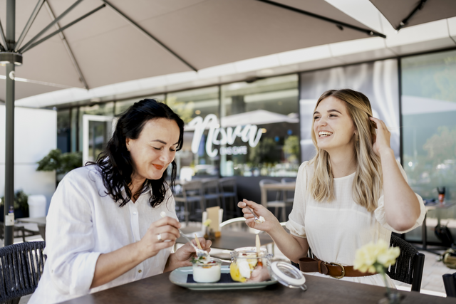 NOVA - Das Café hat ein entspanntes Ambiente und Top-Kulinarik für jede Tageszeit zu bieten - optimal nach einem Thermenbesuch oder einem Ausflug in der schönen Natur der Lipizzanerheimat. | Foto: Die Abbilderei