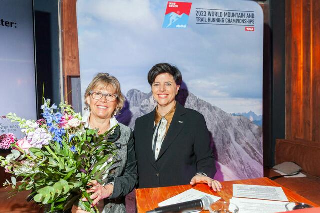 Wilma Himmelfreundpointner (li.), mehr als 30 Jahre Marketingleiterin des TVB St. Anton am Arlberg, verabschiedet sich Ende März in die Pension und wurde von Tirol Werbung-Geschäftsführerin Karin Seiler für ihren jahrzehntelangen Einsatz gewürdigt.  | Foto: © ProMedia