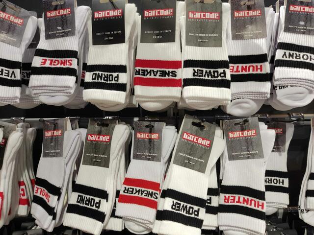 Auch Socken mit lustigen, nicht immer sexuellen Sprüchen können bei GAYT erworben werden. Es ist eben für jede(n) etwas dabei. | Foto: Patricia Kornfeld