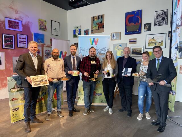 Peter Jungreithmair, (Geschäftsführer Tourismusverband Region Wels), Gorav Jasm (Zaffran Indian Cuisine), Wirtschaftsstadtrat Martin Oberndorfer (Stadt Wels), Daniel Postl (McDaniels), Anna Wanik (Gösserbräu), Helmut Platzer (Vorsitzender des AR Tourismusverband Region Wels), Stefanie Postl (Gasthaus Hüthmayr) und Bürgermeister Andreas Rabl. | Foto: Tourismusverband Region Wels