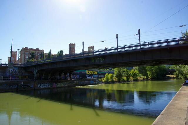 Von 1. bis 8. August wird die Augartenbrücke saniert. Einher gehen damit Straßen- und Öffi-Sperren.  | Foto: Alois Fischer