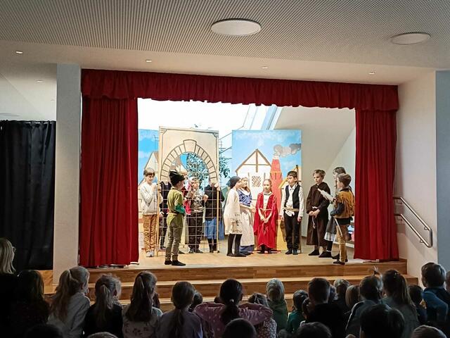 Robin wird von seinen Freunden aus dem Gefängnis befreit. | Foto: Volksschule Ilztal