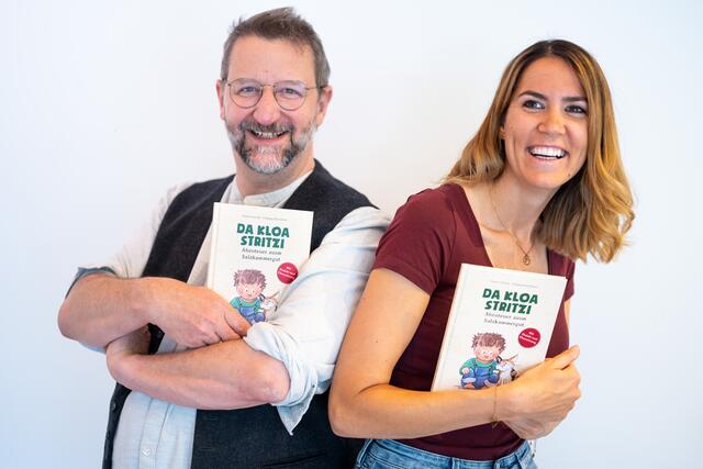 Wolfgang Menschhorn und Stefanie Schwarz mit ihrem Kinderbuch „Da kloa Stritzi. Abenteuer ausm Salzkammergut“. Preis: 16,99 Euro. | Foto: Marc Schwarz