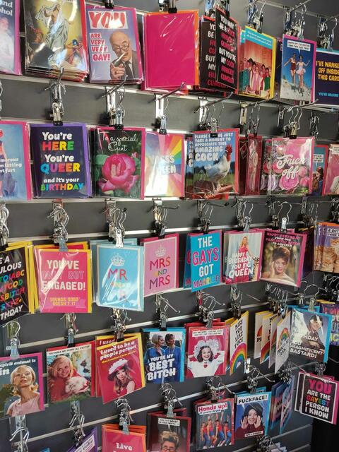 Nicht ausschließlich Sexshop: Auch lustige Geburtstagskarten können bei GAYT erworben werden. | Foto: Patricia Kornfeld