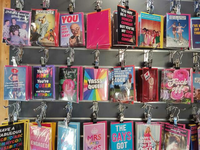 Nicht ausschließlich Sexshop: Auch lustige Geburtstagskarten können bei GAYT erworben werden. | Foto: Patricia Kornfeld