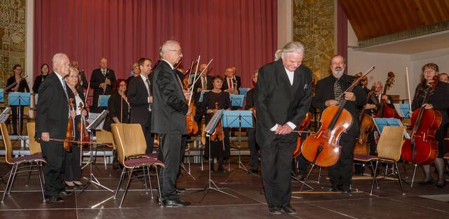 Klaus Neuhauser führte mit seinen von Ironie geprägten musikalischen Anekdoten durch den diesjährigen Konzertabend. | Foto: Thomas Gergely