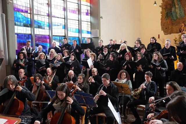 Die 35 SängerInnen aus dem Raum Spittal und das Streichorchester, unter der Leitung von Nicole Brugger, freuen sich auf zahlreiches Erscheinen! | Foto: Willi Pleschberger