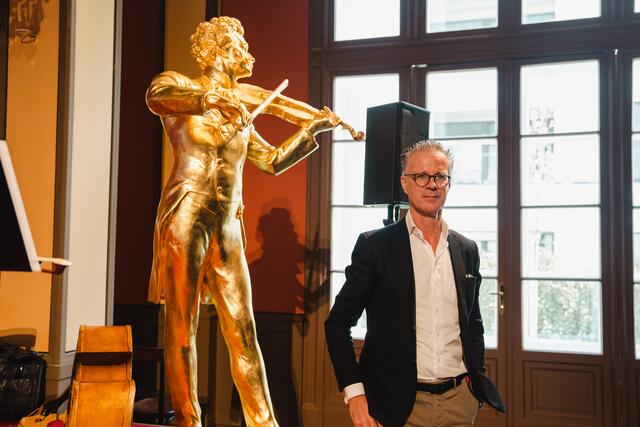 Sein Staunen über die Räumlichkeit und die Akustik konnte auch Eigentümer Hermann Rauter nicht verstecken. Er spricht vom "magischen Ort", wo die großen Meister gespielt haben: "Wir erwecken es zu neuem Leben und lassen Wien als Welthauptstadt der Kultur hochleben". | Foto: Alexander Mach/RMW