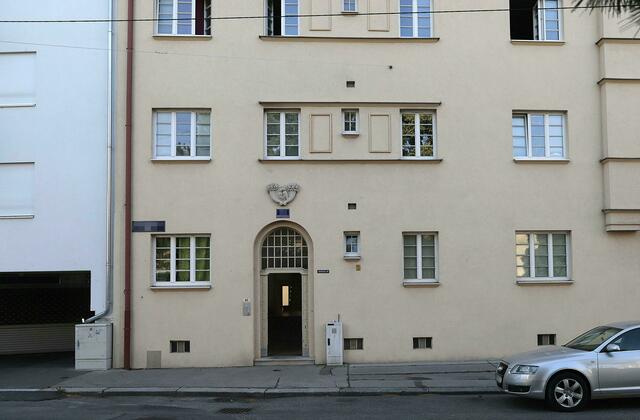 In diesem Gemeindebau soll es zu der schweren Vergewaltigung mit Todesfolge gekommen sein. (Archiv Juni 2021) | Foto: ALEX HALADA / APA / picturedesk.com