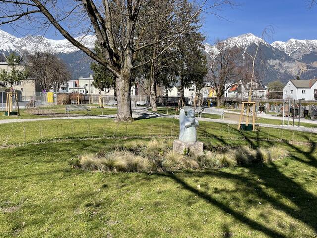 Die Wiesen des Ostfriedhofs sind sogar mit Kunstwerken bestückt.  | Foto: Lisa Kropiunig