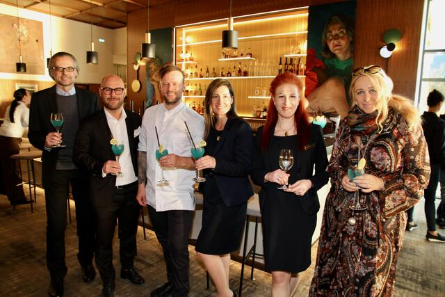 Architekt Gerhard Kopeinig, Hoteldirektor Christopher Zavodnik, Küchenchef David Bachmann, Schirin Zandi (Veranstaltungen), Carolin Krassnitzer (Vertrieb) und Doris Kremser (RegionalMedien) freuen sich über die neue Lobby. | Foto: MeinBezirk.at