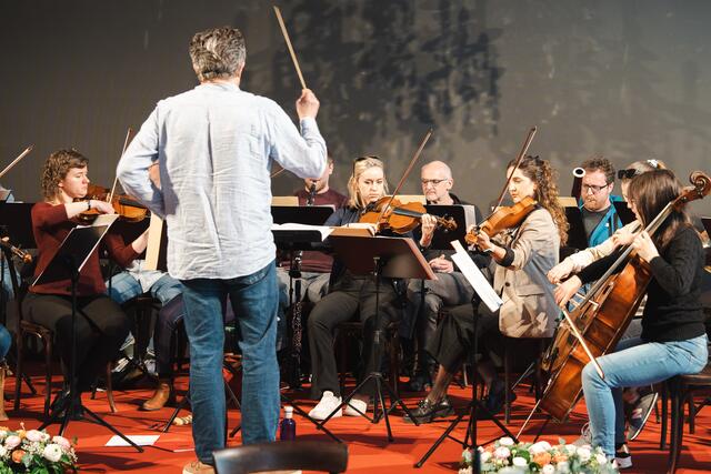 Alle Anwesenden spürten die Atmosphäre des alten Wiens, während im Hintergrund Jörg Birhance mit einem Taktstock sein Orchester leitet.  | Foto: Alexander Mach/RMW
