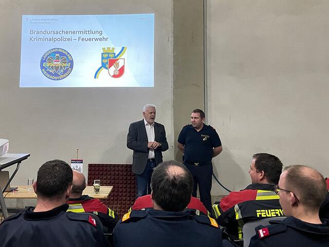 Beim Vortrag von Johann Baumschlager (l.) | Foto: FF Waidhofen/Thaya