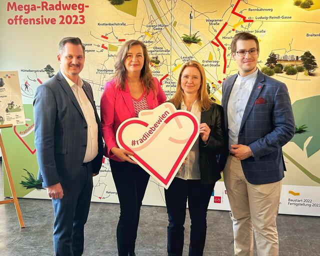 Die Radwegoffensive von Stadträtin Ulli Sima (SPÖ, 2.vl) betrifft zu einem Gutteil auch Favoriten, freut sich Bezirksvorsteher Marcus Franz (SPÖ, l.). | Foto: Schuster