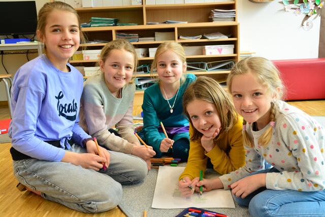 Die fünf Mädchen träumen von Häuser mit grünen Fassaden und vielen Bäumen in der Stadt ihrer Zukunft. | Foto: Dorn