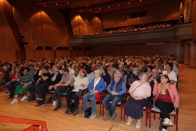 Wie beliebt Markus Hirtler alias die Ermi-Oma ist, bewies die ausverkaufte Vorstellung. | Foto: Michael Blinzer