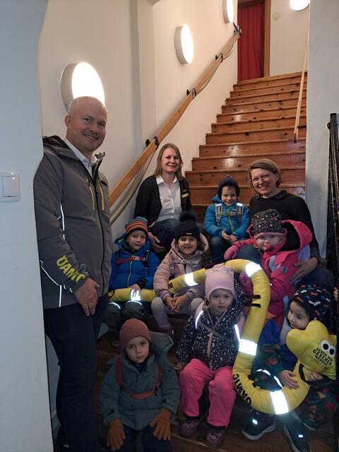 Johannes Biringer (stellvertretender Stützpunktleiter in Waidhofen/Ybbs), ÖAMTC-Stützpunktmitarbeiterin Sonja Hahn und Kindergartenpädagogin Susanne Steiner. | Foto: ÖAMTC