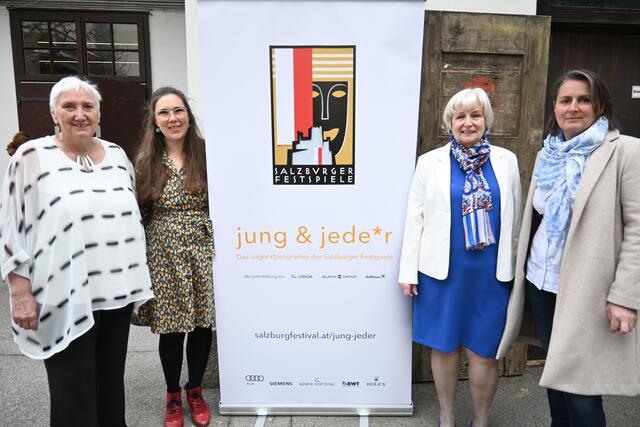 Start der Kinder und Jugendfestspiele "jung &amp; jeder*r" auf der Pernerinsel (v.l.): Christa Hassfurther, Ursula Gessat (Leitung jung&amp;jede*r/ Education Managerin), Bürgermeister Stv. Rosa Bock (Hallein), Eszter Fürjesi (Kulturreferat Hallein) | Foto: Martin Schöndorfer, 2023