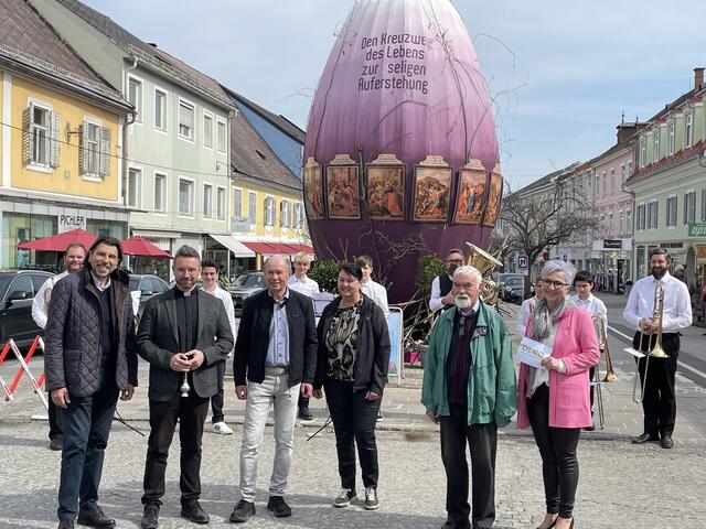 Bei der Präsentation des Riesenostereis am Deutschlandsberger Hauptplatz: Bgm. Josef Wallner, Stadtpfarrer István Holló, Vize-Bgm. Toni Fabian, Künstlerin Eveline Fabian-Kiegerl, Prof. Ernest Theußl und Moderatorin Susi Lafer. | Foto: Susanne Veronik