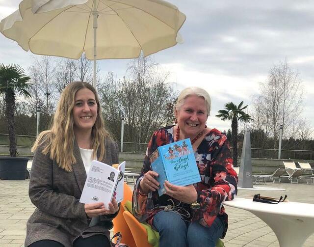Die stellvertretende Marketingleiterin der Therme Geinberg, Jennifer Kellermann und Monika Krautgartner sorgten am Vorlesetag für eine ganz besondere Stimmung am Beckenrand. 
 | Foto: Therme Geinberg