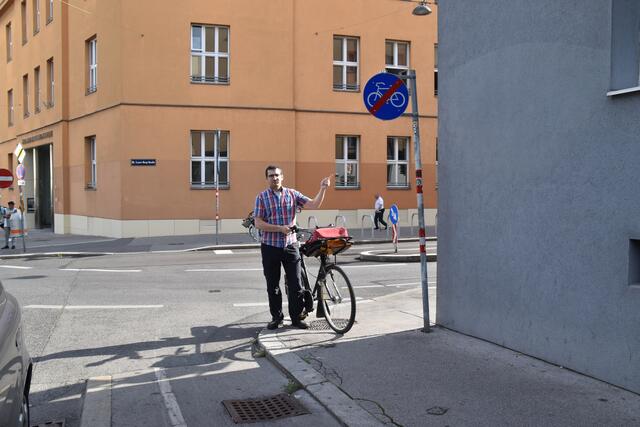 Roland Romano von der Radlobby zeigt das Ende des Radwegs bei der Herndlgasse. Schon bald wird diese Lücke geschlossen. | Foto: Karl Pufler