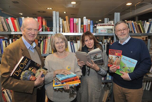 Die Lions Club Krems Mitglieder Barbara und Martina Hackel freuen sich mit Ernesto Helldorff und Thomas Neuhauser auf Ihre Spende. | Foto: Lions Club Krems, Gregor Semrad