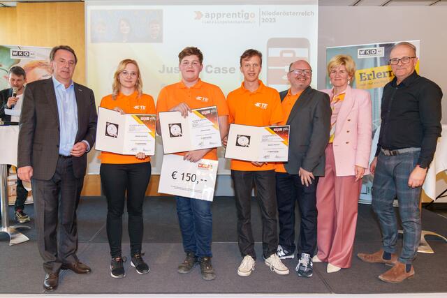 Wolfgang Ecker, Mandy Grüneis, Jakob Fuchs, Stefan Müllner, Ausbilder Robert Wenisch,  Alexandra Höfer und Wolfgang (v.l.) | Foto: Josef Bollwein