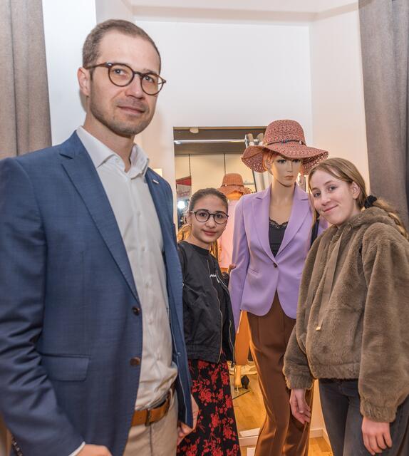 Schülerinnen der Mittelschule Rohrbach bei der Gestaltung einer Schaufensterpuppe.  Michael Schaubmeier (designierter WKO-Bezirksstellenleiter) schaut sich das Ergebnis an. | Foto: Alfred Hofer