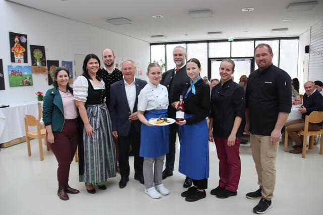 Natascha Ramic, Birgit Sporer-Lewenhofer (2.v.l.), Christian Lepuschitz, Josef Ober, Markus Sturm, Katharina Nigitz, Michael Pöltl (v.l.) und Schülerinnen des Koch- und Servicepersonals.  | Foto: RegionalMedien