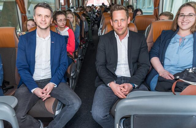 Andreas Höllinger (Wirtschaftsbund-Bezirksvorsitzender) und Marco Milani (Junge Wirtschaft-Bezirksvorsitzender), sowie Lehrerin Lisa Keil, Mittelschule Rohrbach mit Schülern. (vl.) | Foto: Alfred Hofer