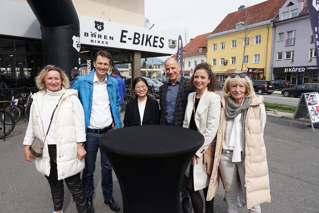 Interessierte Kunden überzeugten sich von den neuesten E-Bike-Modellen. 