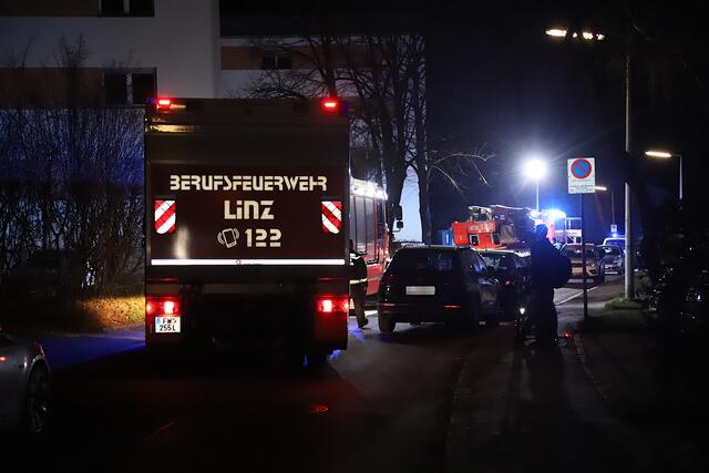 Die Einsatzkräfte der Berufsfeuerwehr Linz wurden zu einem nächtlichen Küchenbrand in Linz-Bulgariplatz alarmiert.  | Foto: laumat.at/Gabriel Prammer
