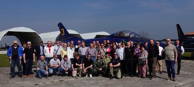 Die Reisegruppe der Gesellschaft zur Förderung der Österreichischen Luftstreitkräfte war begeistert von der Führung in Rivolto und der Möglichkeit, das Flugtraining zu sehen.